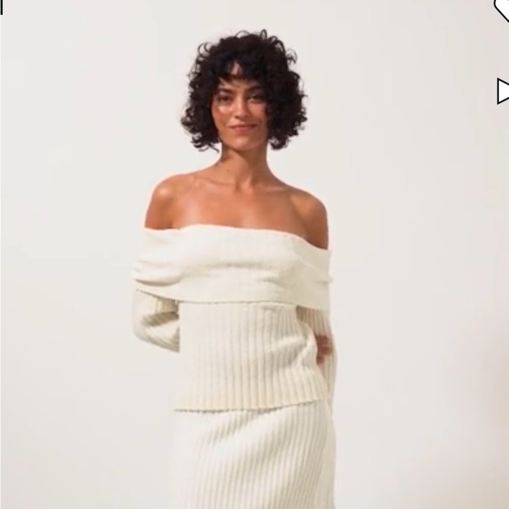 Na-Kd Off Shoulder Sweater XS